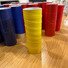 色付きトイレットペーパーの芯の画像