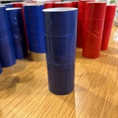 色付きトイレットペーパーの芯の画像