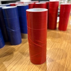 色付きトイレットペーパーの芯の画像