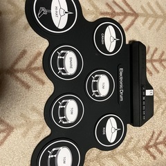 イヤホン付けて音が出る簡易的なドラムセットの画像