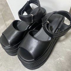 【新品未使用】 ウェーブボリュームサンダル ブラック 23cmの画像