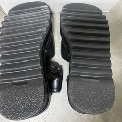 【新品未使用】 ウェーブボリュームサンダル ブラック 23cmの画像