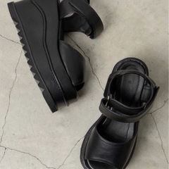 【新品未使用】 ウェーブボリュームサンダル ブラック 23cmの画像