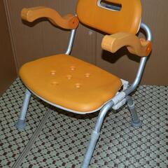 折り畳みできるひじつき椅子の画像