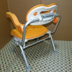 折り畳みできるひじつき椅子の画像