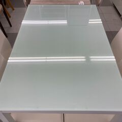 ★リユースのサカイ千葉中央店★  ダイニングセット（硝子テーブル＆椅子4脚付） 白系 H77×D70×W110 クリーニング済み TC5433の画像