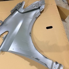 トヨタ ZVW41 40 プリウスα 前期 左 フェンダー シルバー カラーNO:1F7　の画像