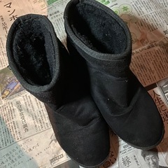 飾り付き ムートンブーツ インヒールの画像