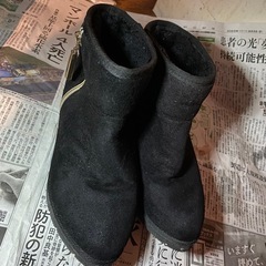 インヒール ムートンブーツ 飾り付きの画像