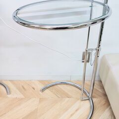 アイリーン・グレイ高さ調整可能ガラスサイドテーブルの画像