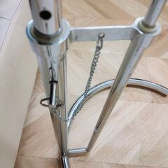 アイリーン・グレイ高さ調整可能ガラスサイドテーブルの画像