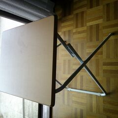 折りたたみテーブルの画像