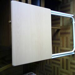 折りたたみテーブルの画像