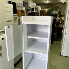 【リサイクルショップ ピカソ 小松原】🌈✨【超便利‼️スリム隙間収納✨】幅33 白キャビネット✨コンセント＆スライド棚付き🎉★1765★の画像