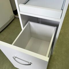 【リサイクルショップ ピカソ 小松原】🌈✨【超便利‼️スリム隙間収納✨】幅33 白キャビネット✨コンセント＆スライド棚付き🎉★1765★の画像