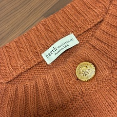 ニットカーディガンとスカートの画像