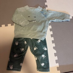 美品！アカチャンホンポ　80cm 恐竜　パジャマの画像