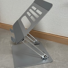 ノートPCスタンド タブレットスタンド 無段階高さ角度調整 17インチまでに対応 幅219×奥行265mm シルバーの画像