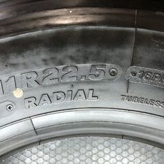 札幌発引取OK BRIDGESTONE W900 11R22.5 16PR 22.5インチ トラックタイヤ スタッドレス 1本 23年製 バリ溝 大型トラック ダンプ (STQ044)の画像