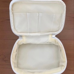 【新品未使用】ロクシタン　ポーチ　ハンドクリーム　リップバーム付きの画像