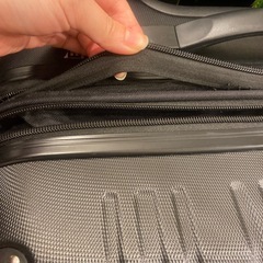 黒スーツケースの画像