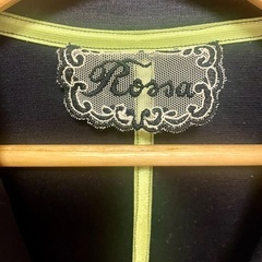 美品　新品定価は約11万円　インポートロッサ　襟にビジュー付き　テーラードジャケット　黒色　新品に近いの画像