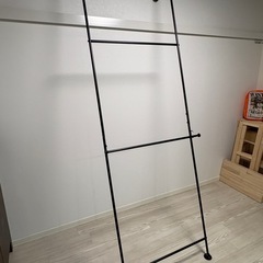 立て掛けハンガーラックの画像