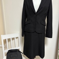 黒スーツの画像