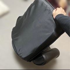 黒 合成皮革 オフィスチェア 肘掛け付きの画像