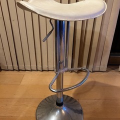バーカウンターに合いそうなイスの画像