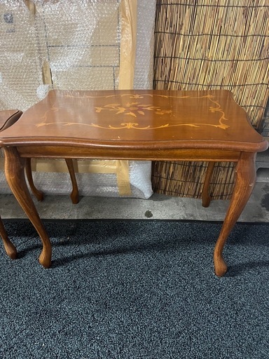 イタリア製の象嵌細工が施されたアンティーク調の猫脚テーブル