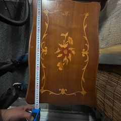 イタリア製の象嵌細工が施されたアンティーク調の猫脚テーブルの画像