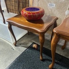 イタリア製の象嵌細工が施されたアンティーク調の猫脚テーブルの画像