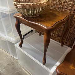 イタリア製の象嵌細工が施されたアンティーク調の猫脚テーブルの画像