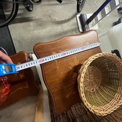 イタリア製の象嵌細工が施されたアンティーク調の猫脚テーブルの画像