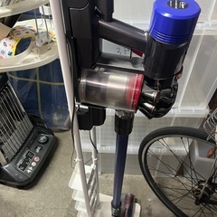 ダイソン コードレス 掃除機 V8-SV10スタンドつき付きの画像