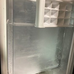 東芝 冷蔵庫 153L 右開き 2ドア 幅47.9cm 一人暮し向け 静音設計 うるおいラップ野菜室 耐熱トップテーブル GR-W15BS ブラック系の画像