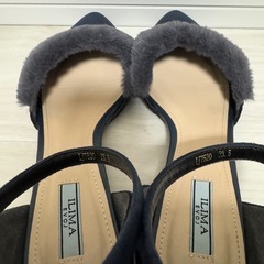 ILIMA EVOJ ネイビー スエード パンプス アンクルストラップ ファーの画像