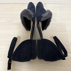 ILIMA EVOJ ネイビー スエード パンプス アンクルストラップ ファーの画像