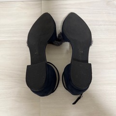 ILIMA EVOJ ネイビー スエード パンプス アンクルストラップ ファーの画像