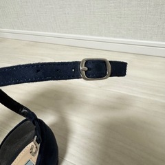 ILIMA EVOJ ネイビー スエード パンプス アンクルストラップ ファーの画像