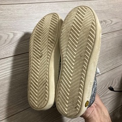 デザイン柄のスニーカー23センチの画像