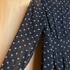 ネイビー 水玉模様 長袖ワンピースの画像