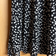 OFUON 半袖ひざ丈ワンピース 黒/白の画像