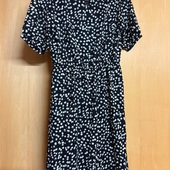 OFUON 半袖ひざ丈ワンピース 黒/白の画像