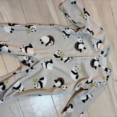 暖かい素材のロンパースの画像