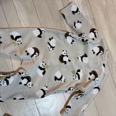 暖かい素材のロンパースの画像