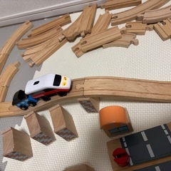 電車　線路　車の画像