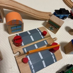 電車　線路　車の画像