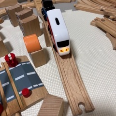 電車　線路　車の画像